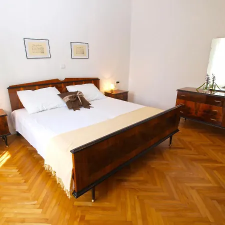 House 1037 Fažana