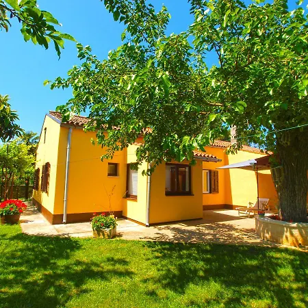 House 1037 Fažana